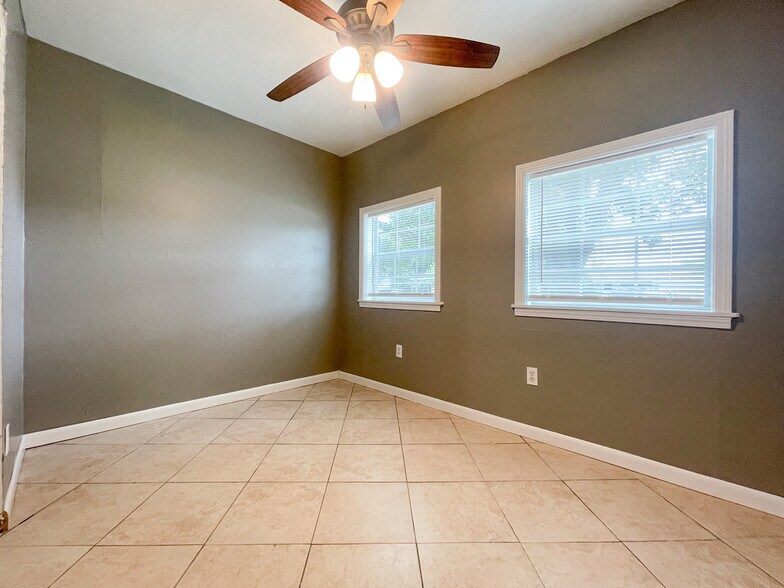 Building Photo - 1405 Guthrie Dr