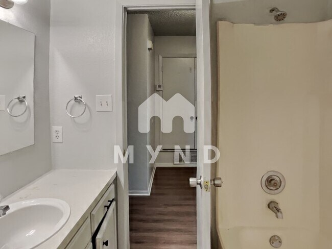 Building Photo - 1303 1/2 Berry Dr Apt A