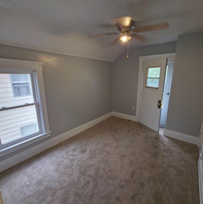 Building Photo - Single Family Home 3 beds 1 bath Available Now!