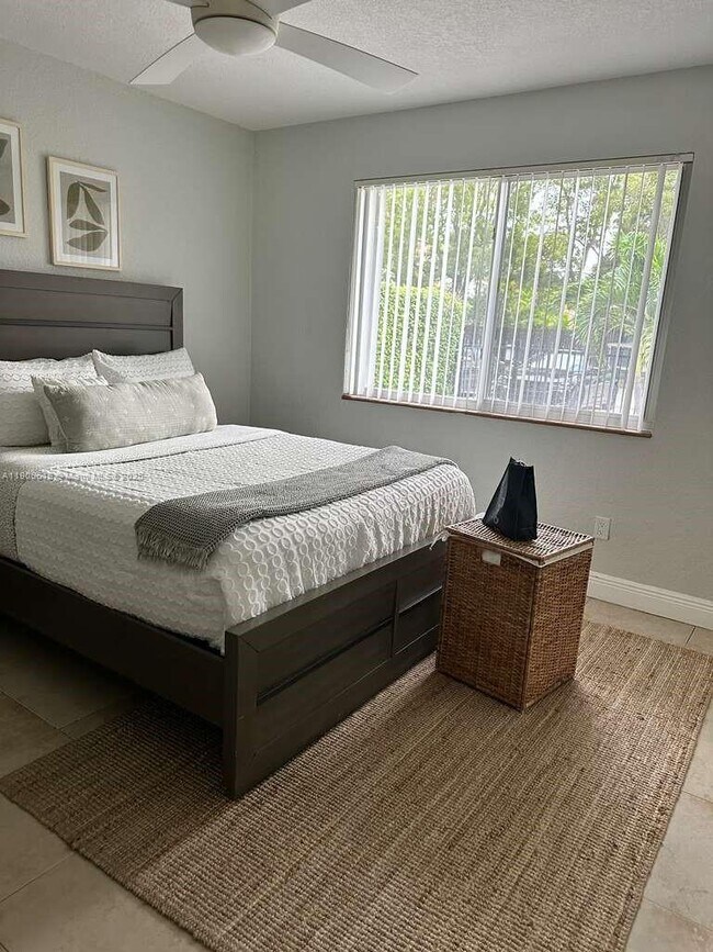 Building Photo - 585 SW 11th St