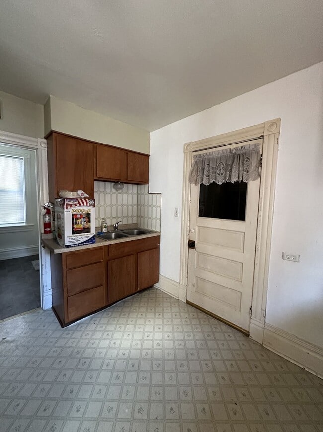 Building Photo - Superb 3 Bed 2 Bath close to UWEC! Availab...