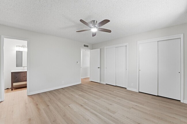 Building Photo - Spacious 3 Bed in Dreamland Villa | Corner Lot + Circular Drive