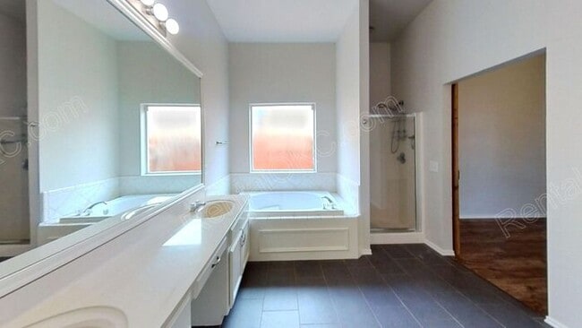 Building Photo - 4 Bed 2 Bath near Buck Thomas Park.