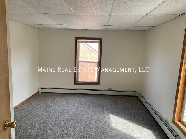 Building Photo - 104 Main St