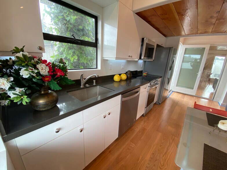 Building Photo - 2118 Kew Dr
