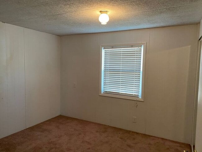 Building Photo - Charming 2 BR mobile home, minutes to Wrig...