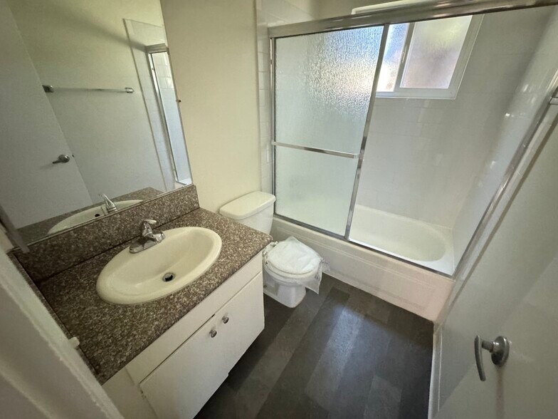 Building Photo - 447 W Elk Ave