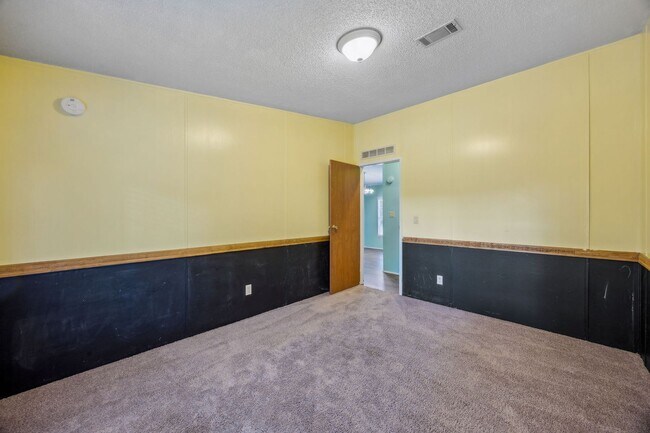 Building Photo - Spacious 3/2 Home on Nearly an Acre in Fer...