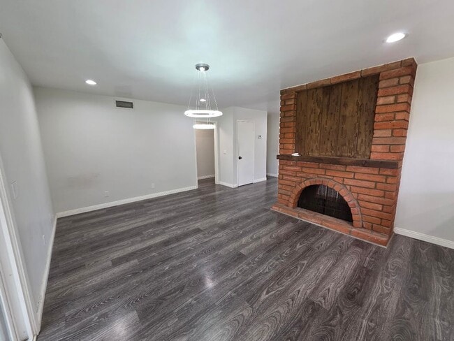 Building Photo - SPACIOUS 4BD/2BA WITH GARAGE, LAUNDRY AND ...