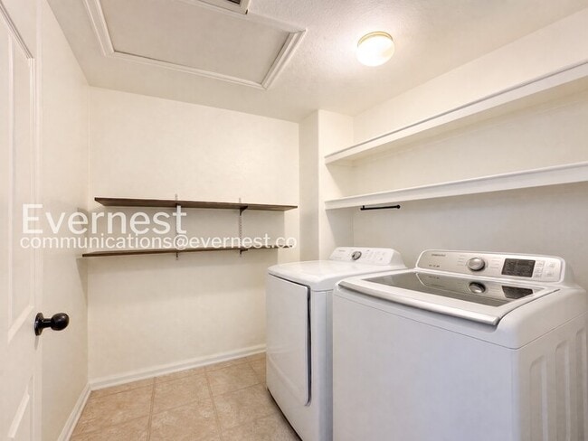 Building Photo - 2 Bed/2.5 Bath Townhome with Fenced Yard & Garage / Available Soon!