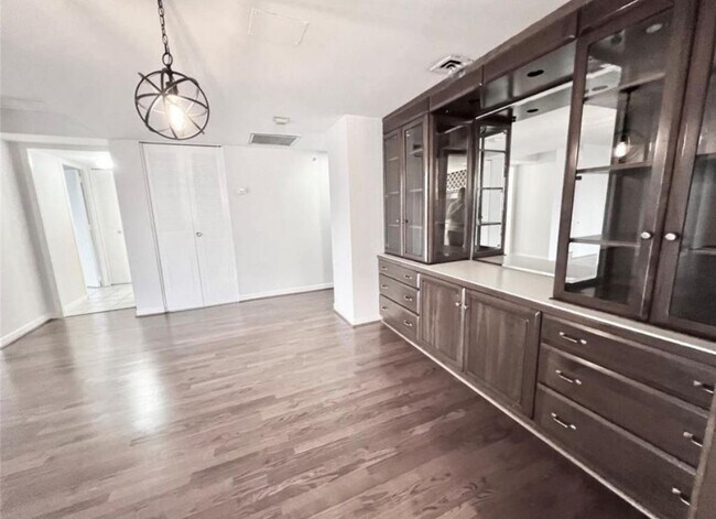 Building Photo - 2016 Main St