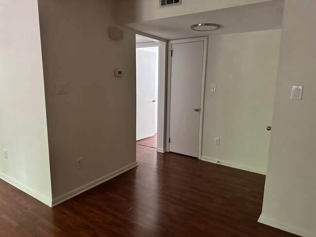 Building Photo - Charming 2 bedroom condo off of Jamestown ...