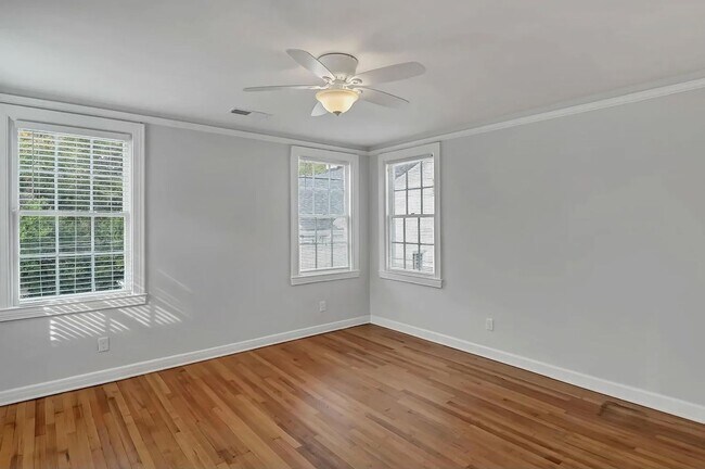 Building Photo - Pre-Leasing for the 26-27 School Year! - U...