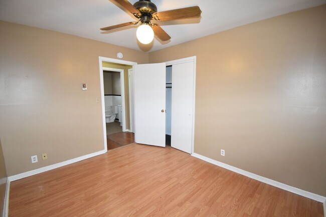 Building Photo - 470 Circle Dr