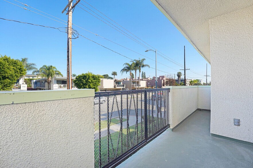 Building Photo - 1723 S Barrington Ave