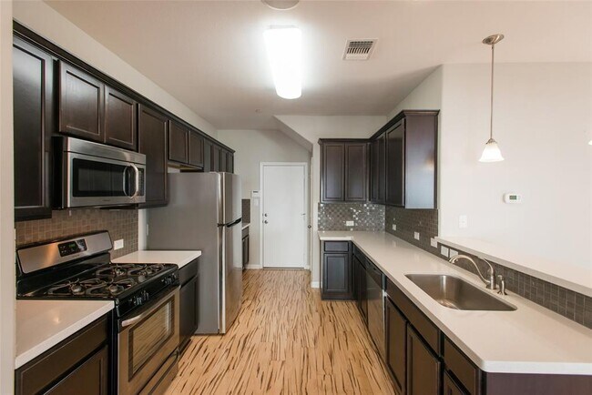 Building Photo - 1620 Bryant Dr