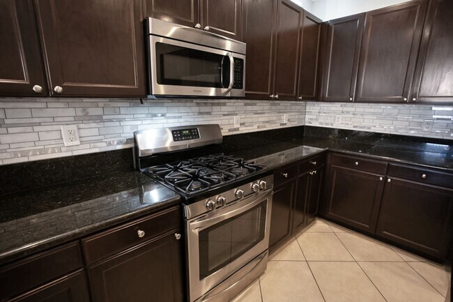Building Photo - 4 Bedroom, 3 Den West Side Home