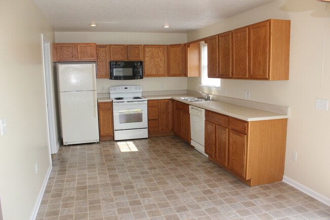 Building Photo - 3 Bedroom, 2.5 Bathroom Duplex for Rent with unfinished walkout basement
