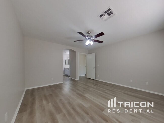 Building Photo - 13261 W Paradise Ln