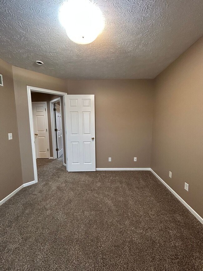 Building Photo - Spacious Split Level Living in Millard with a Backyard You’ll Love