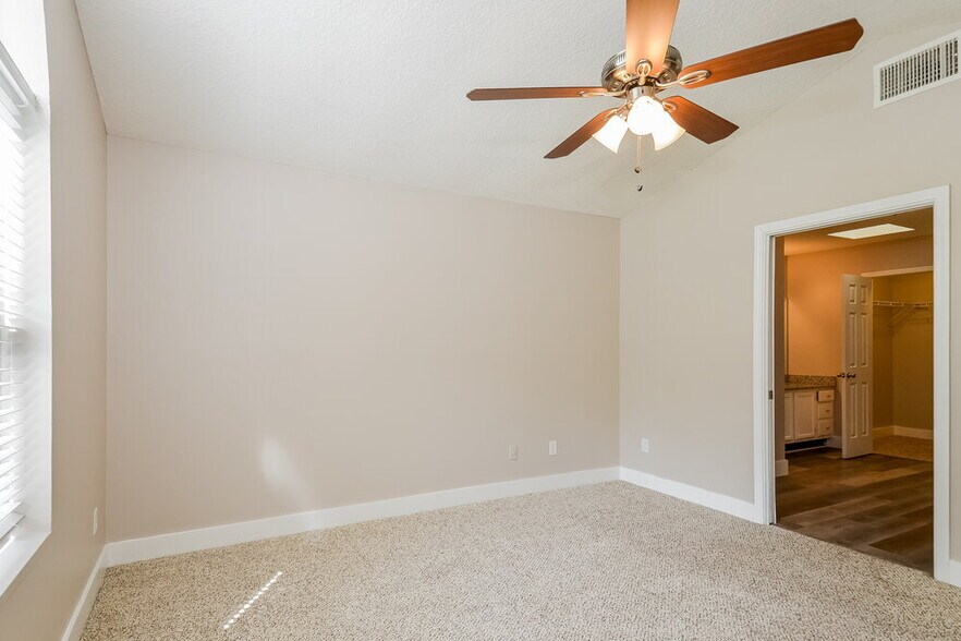 Building Photo - 12791 Serenade Cir N