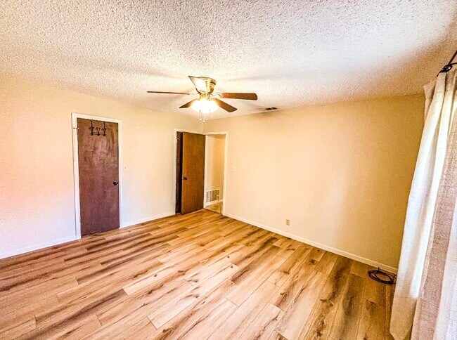 Building Photo - 105 Bluebird Cir