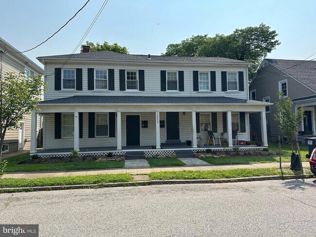 Building Photo - 1605 Charles St