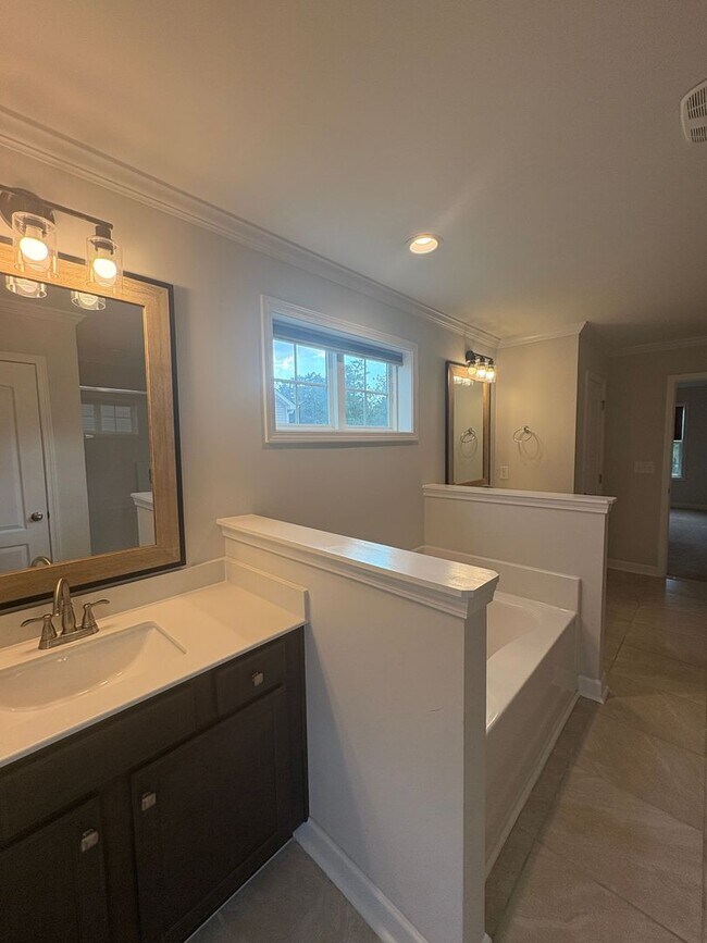Building Photo - Gorgeous 4 Bed, 2.5 Bath Home in Fayetteville