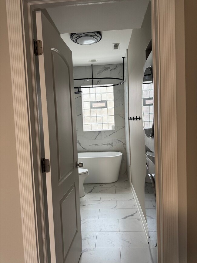 Building Photo - 1637-1632 W Farwell Ave