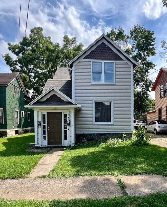 Primary Photo - 707 McCourtie St
