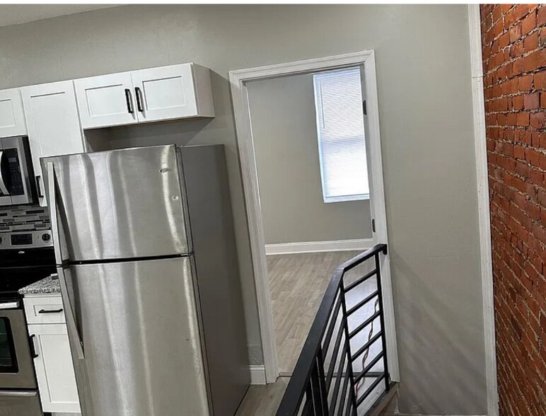 Building Photo - 417 N Salford St