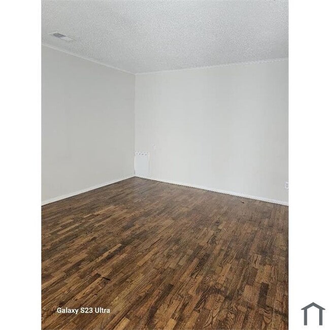 Building Photo - 4 Bedroom