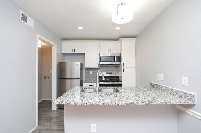 Building Photo - For Lease-Housing Vouchers Accepted | 2 Bed, 2 Bath | 925 Sq Ft | Lakecrest Community |