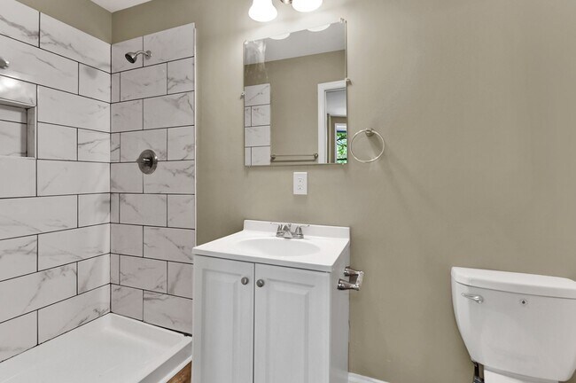 Building Photo - Fully Renovated 3 Bedroom Rowhome- Baltimo...