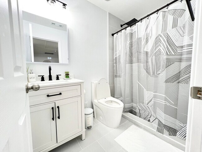 Building Photo - 6009 Mock Ives Ct NE