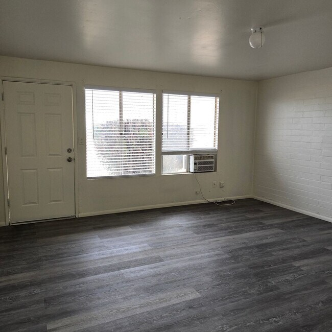 Building Photo - Remodeled and Fresh! One Bedroom Apartment with utilities included