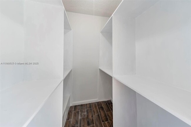 Building Photo - 2551 Camelot Ct