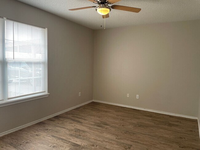 Building Photo - 3 bed 2 bath 5 min. from Texas Tech University