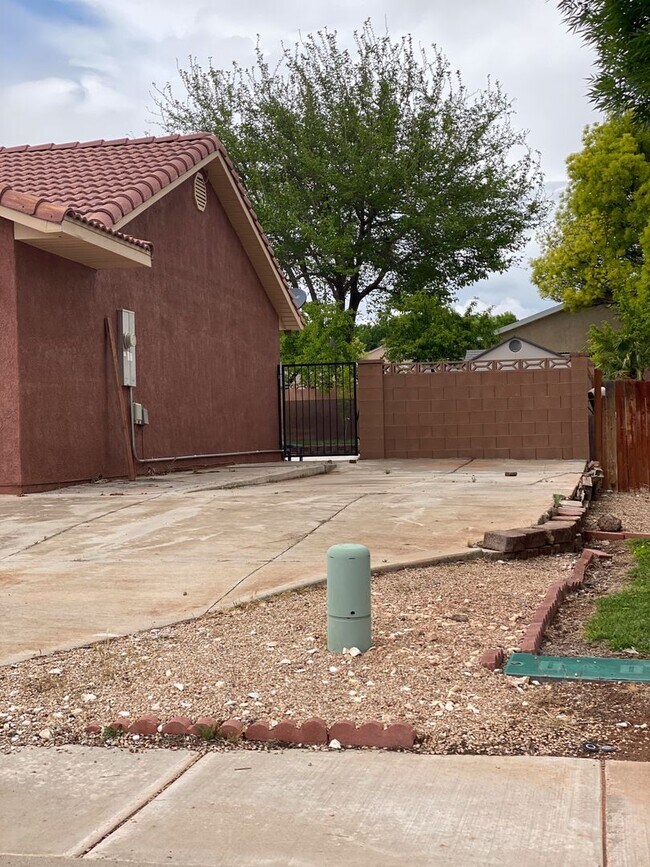 Building Photo - Nice 3 Bedroom 2 Bath Home with POOL and RV Parking
