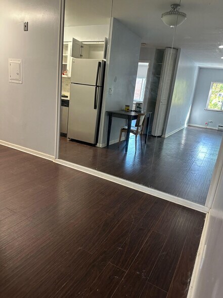 Building Photo - 3825 N Pine Grove Ave