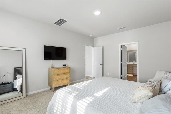 Building Photo - 199 Frostweed Dr