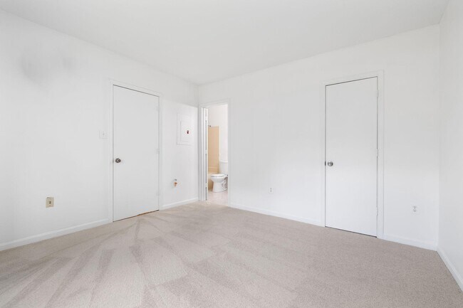 Building Photo - 6910 Victoria Dr