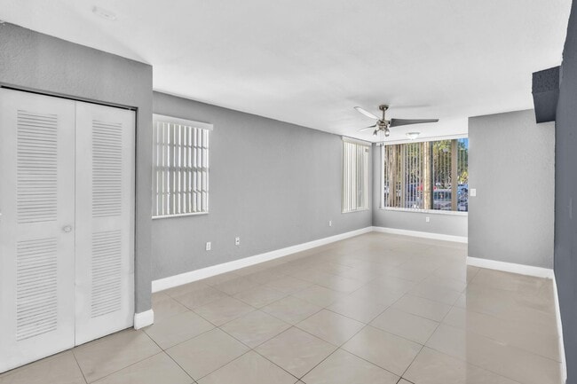 Primary Photo - 2803 N Oakland Forest Dr