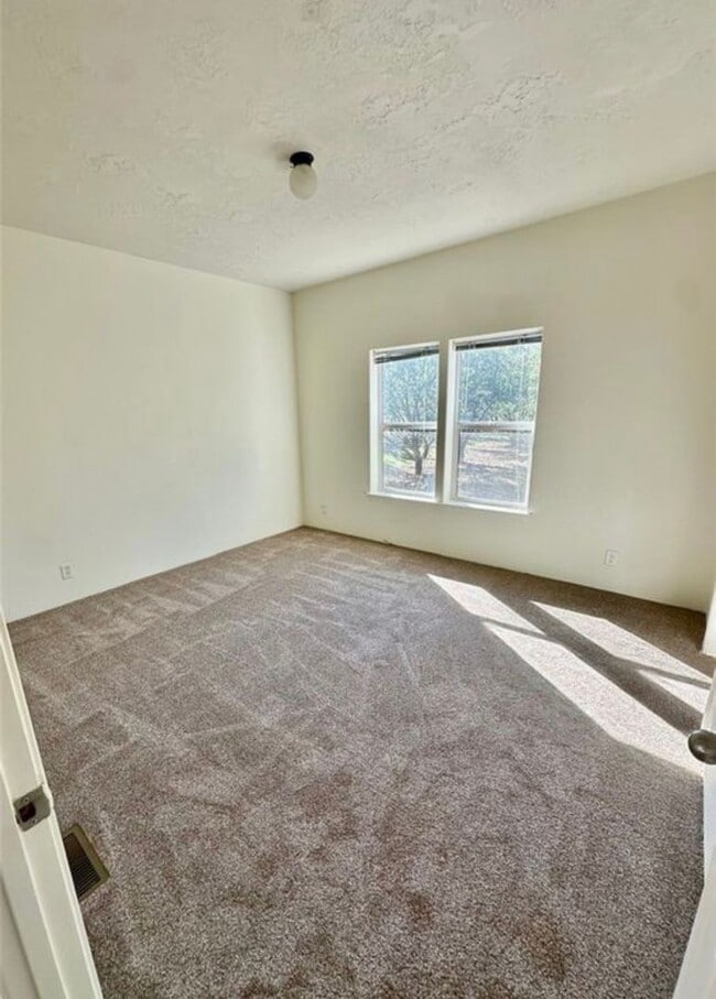 Building Photo - 3Bd 2bath  ****HOUSE IS FOR SALE***12 Mo. Lease will still be honored