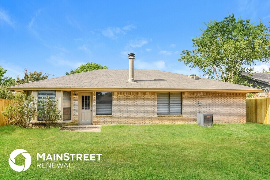 Building Photo - 2821 S Meadow Dr