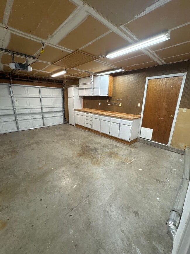 Building Photo - 4 bed, 2 bath, 2 car garage . Boulder City RV parking