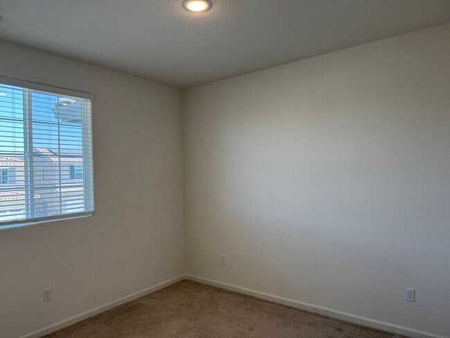 Building Photo - Beautiful 5 Bedroom, 3 Bathroom, 2800 Sqft...
