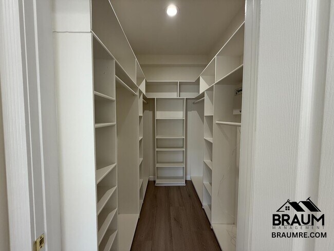 Building Photo - 10849 Fruitland Dr