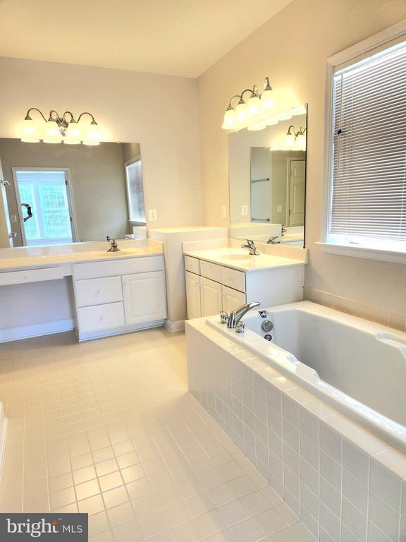 Building Photo - 20667 Golden Ridge Dr