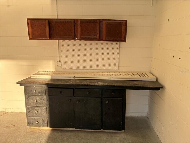 Building Photo - 41515 Silver Dr